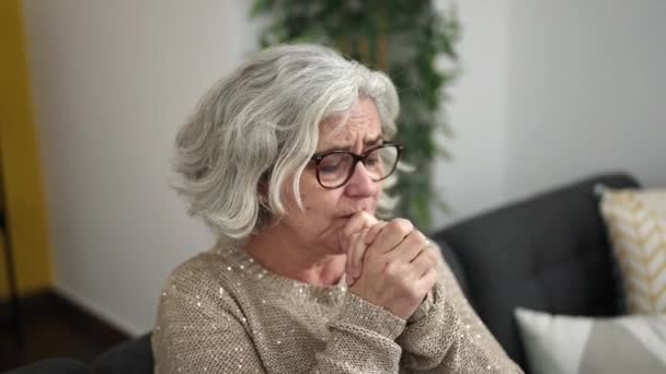 Mujer Mediana Edad Con Pelo Gris Estresado Sentado Sofá Casa — Vídeo de stock