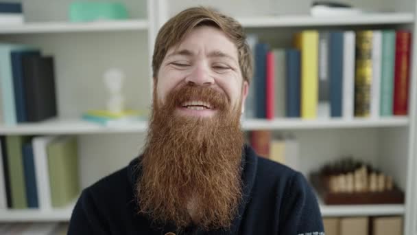 Mladý Ryšavý Muž Student Usměvavý Jistý Sedí Stole Knihovně Univerzity — Stock video