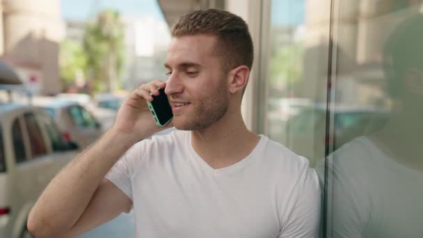 Joven Hombre Caucásico Sonriendo Confiado Hablando Teléfono Inteligente Calle — Vídeo de stock