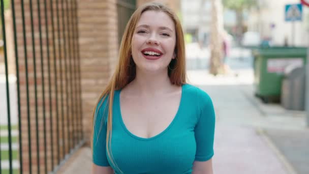 Νεαρή Κοκκινομάλλα Γυναίκα Χαμογελά Σίγουρος Κάνει Εντάξει Σημάδι Τους Αντίχειρες — Αρχείο Βίντεο