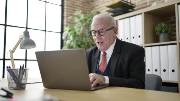 Senior Business Worker Working Laptop Office — Stock video