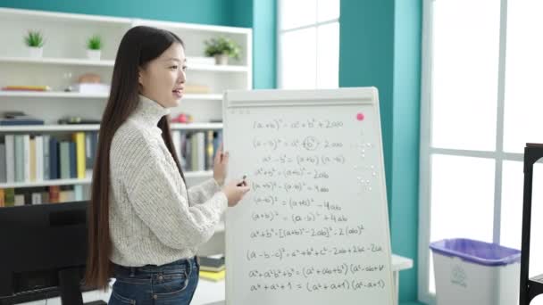在图书馆大学 年轻的中国女学生带着自信的微笑解释数学题 — 图库视频影像