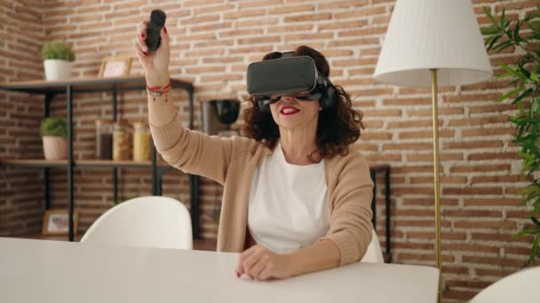 Mujer Mediana Edad Usando Gafas Realidad Virtual Casa — Vídeos de Stock