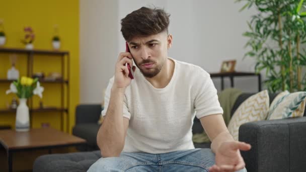 Mladý Arabský Muž Mluví Smartphone Nešťastným Výrazem Doma — Stock video