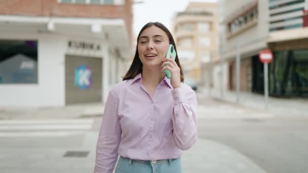 Jonge Latino Vrouw Praten Smartphone Lopen Straat — Stockvideo