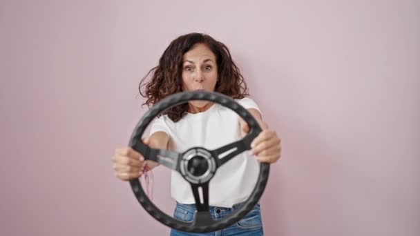 Střední Věk Hispánská Žena Usmívá Sebevědomě Pomocí Volantu Jako Řidič — Stock video