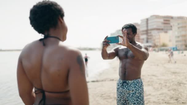 African American Man Woman Couple Wearing Swimsuit Make Photo Smartphone — Stock videók