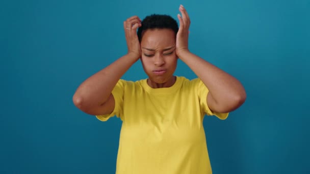 非洲裔美国妇女因孤独的蓝色背景而头痛哭泣 — 图库视频影像