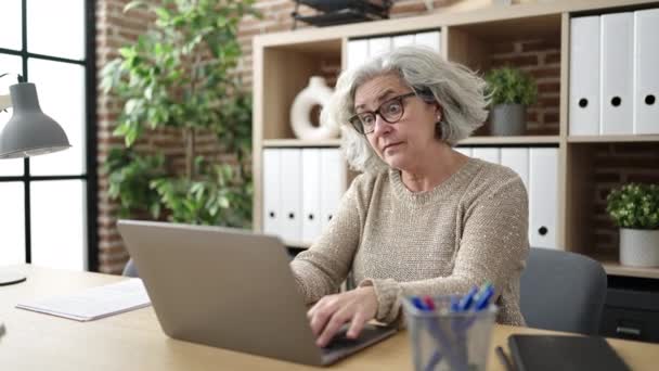 Mulher Meia Idade Com Cabelo Cinza Trabalhador Negócios Usando Laptop — Vídeo de Stock
