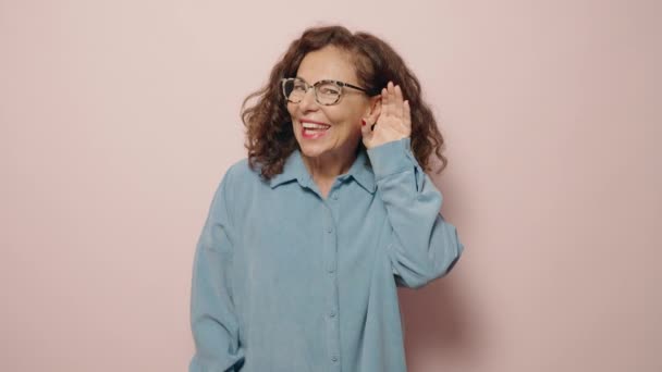 Mujer Mediana Edad Sonriendo Confiado Haciendo Gesto Escucha Sobre Fondo — Vídeo de stock