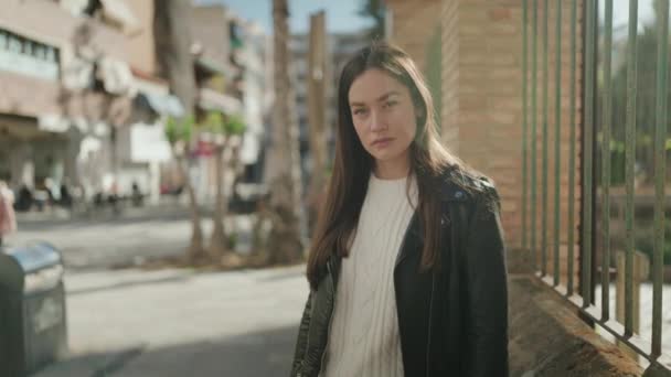 Joven Mujer Hispana Sonriendo Confiada Pie Calle — Vídeos de Stock