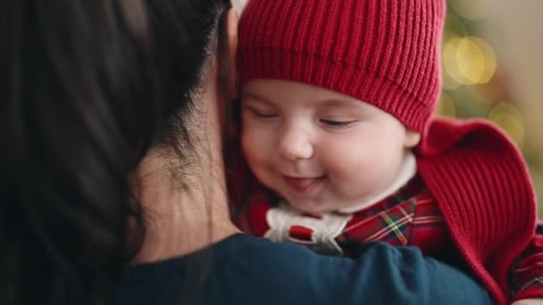 Adorável Bebê Caucasiano Relaxado Nos Braços Mãe Casa — Vídeo de Stock