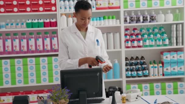 Africano Americano Mulher Farmacêutico Digitalização Pílulas Garrafa Farmácia — Vídeo de Stock