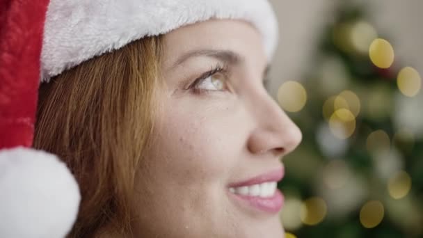 Jeune Belle Femme Hispanique Souriant Confiant Debout Par Arbre Noël — Video