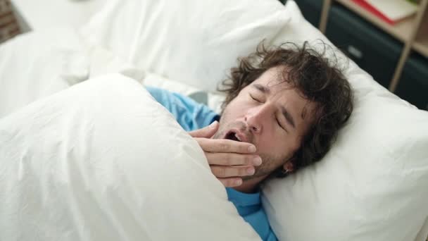 Fiatal Spanyol Férfi Fekszik Ágyon Alszik Hálószobában — Stock videók