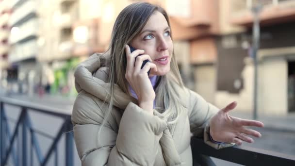 Wanita Pirang Muda Tersenyum Percaya Diri Berbicara Smartphone Jalan — Stok Video
