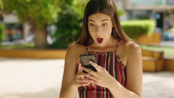 Junge Schöne Hispanische Frau Benutzt Smartphone Mit Siegerausdruck Park — Stockvideo