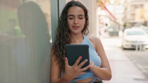 Mladá Krásná Hispánská Žena Usměvavá Sebevědomě Pomocí Touchpad Ulici — Stock video