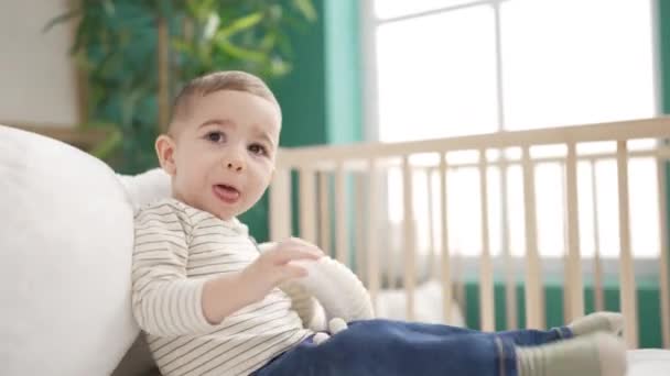 Yatakta Oturmuş Yatak Odasında Oynayan Iki Sevimli Bebek — Stok video