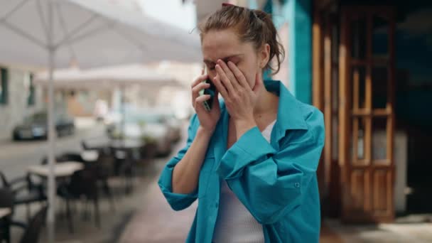 Mujer Joven Preocupada Hablando Teléfono Inteligente Calle — Vídeos de Stock