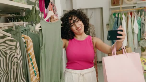 Mladý Střední Východ Žena Zákazník Usmívá Sebevědomě Videohovory Obchodě Oblečením — Stock video