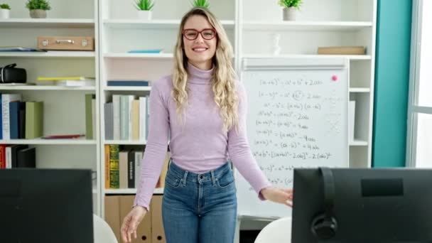Młoda Blondynka Nauczyciel Uśmiecha Się Pewnie Stojąc Klasie — Wideo stockowe