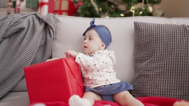 Frau Und Kleinkind Sitzen Auf Sofa Und Öffnen Weihnachtsgeschenk Hause — Stockvideo