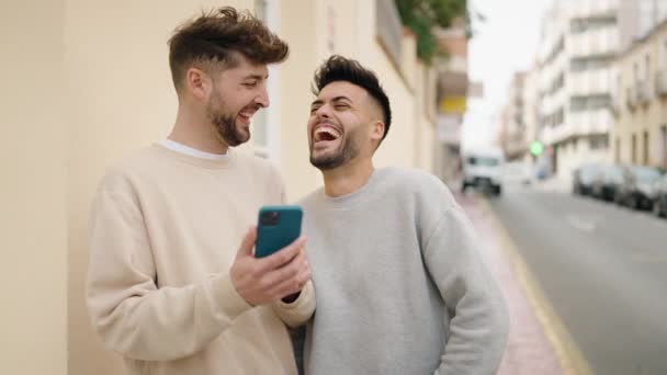 Casal Jovem Sorrindo Confiante Usando Smartphone Rua — Vídeo de Stock