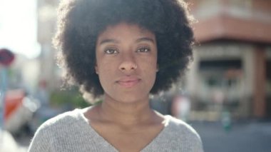 Sokakta kendine güvenen Afrikalı Amerikalı kadın gülümsüyor
