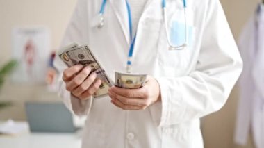 Genç Arap doktor klinikte dolar sayıyor.