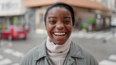 Sokakta kendine güvenen Afrikalı Amerikalı kadın gülümsüyor