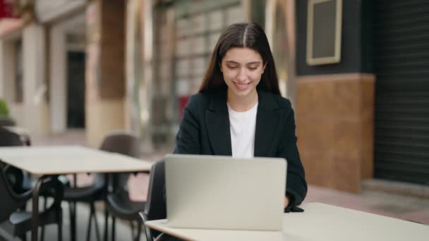 Młoda Latynoska Dziewczyna Pomocą Laptopa Wyrazem Zwycięzcy Tarasie Kawiarni — Wideo stockowe