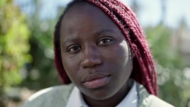 Африканская Женщина Плетеными Волосами Стоящая Парке Серьезным Лицом — стоковое видео