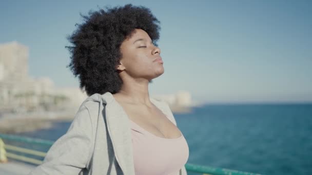 Afričanky Americká Žena Modlí Zavřenýma Očima Moře — Stock video
