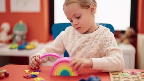 Liebenswert Blond Mädchen Spielend Mit Spielzeug Sitzen Auf Tisch Kindergarten — Stockvideo