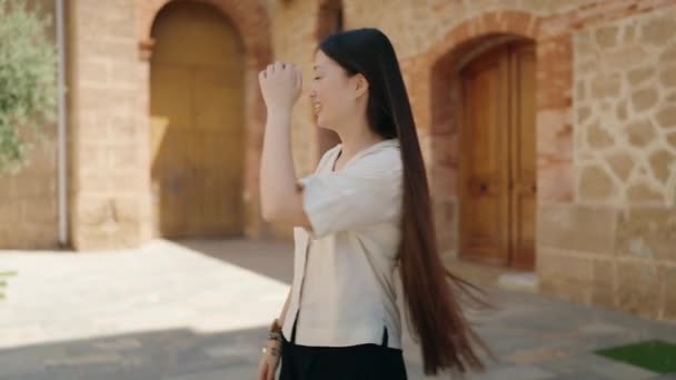 Chinese Vrouw Lacht Zelfverzekerd Zich Straat Keren — Stockvideo