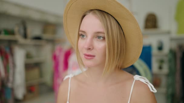 Joven Mujer Rubia Cliente Sonriendo Confiado Usando Sombrero Verano Tienda — Vídeos de Stock