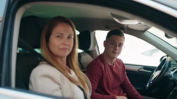 Mężczyzna Kobieta Matka Syn Trzymający Klucz Nowego Samochodu Ulicy — Wideo stockowe