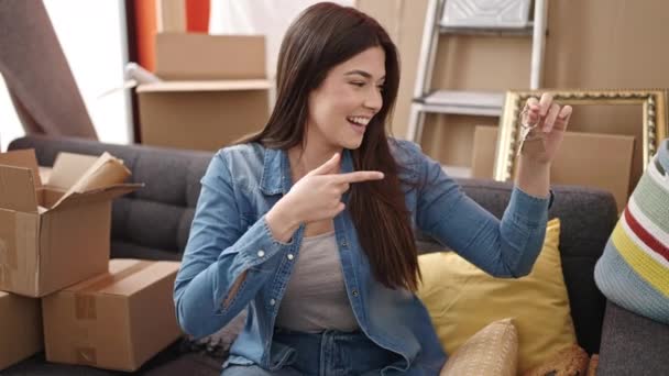 Молода Красива Іспаномовна Жінка Посміхається Впевнено Вказуючи Пальцем Ключ Новому — стокове відео