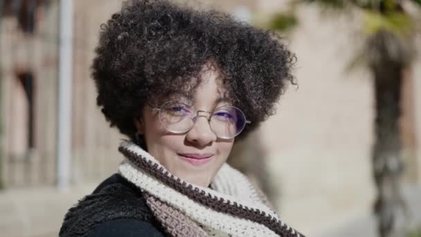 Молодая Африканская Американка Уверенно Улыбающаяся Улице — стоковое видео