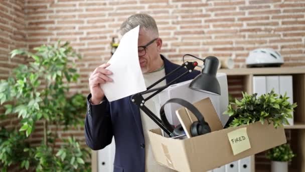 Grauhaariger Mann Mittleren Alters Liest Büro Entlassungsurkunde — Stockvideo