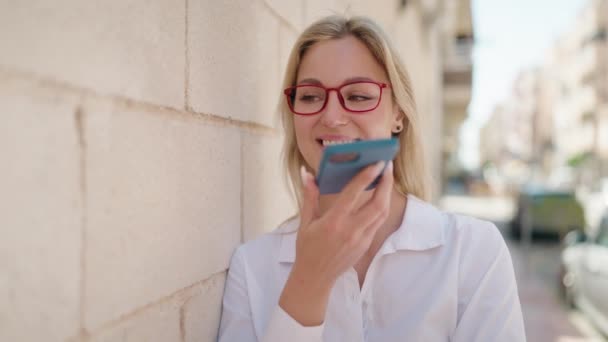 Giovane Donna Bionda Sorridente Fiducioso Parlando Sullo Smartphone Strada — Video Stock