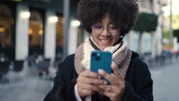 Giovane Donna Afroamericana Sorridente Fiducioso Utilizzando Smartphone Strada — Video Stock