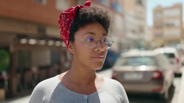 Femeie Afro Americană Zâmbind Încrezătoare Stând Stradă — Videoclip de stoc