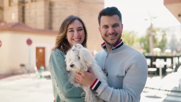 Pareja Joven Besando Abrazando Perro Calle — Vídeos de Stock