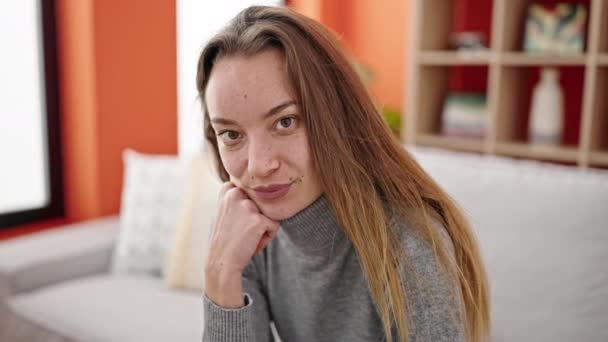 Young Caucasian Woman Smiling Confident Sitting Sofa Home — Vídeo de Stock