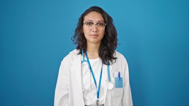 Genç Güzel Spanyol Kadın Doktor Izole Edilmiş Mavi Duvar Arkasında — Stok video