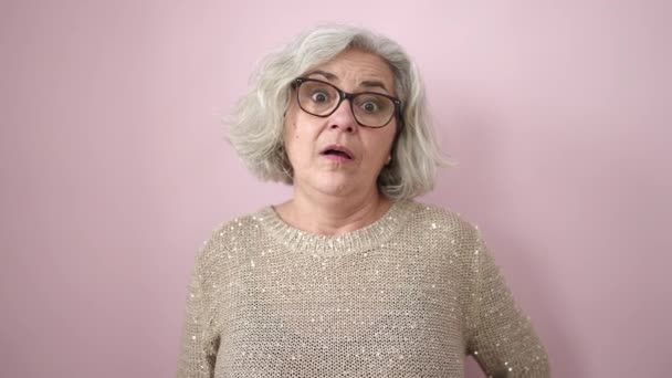 Středního Věku Žena Šedými Vlasy Strach Rukou Čele Přes Izolované — Stock video
