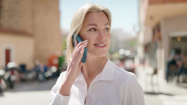 Young Blonde Woman Smiling Confident Talking Smartphone Street — ストック動画