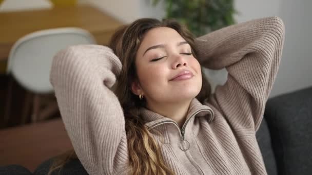 Joven Mujer Hispana Hermosa Relajada Con Las Manos Cabeza Sentada — Vídeo de stock